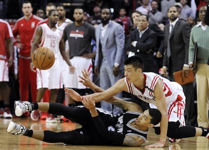 Jeremy Lin y Danny Green luchan por el balón.