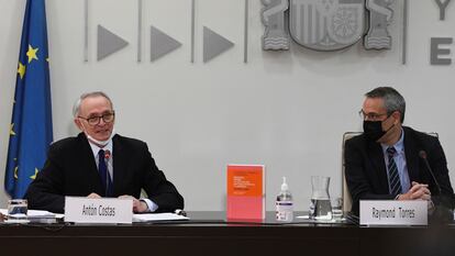 A la izquierda, el presidente del CES, Antón Costa, junto a Raymond Torres, consejero del CES, este miércoles en la sede del organismo.