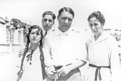 Rosa, Pere, Josep Pla i Maria Casadevall al Canadell el 1922.