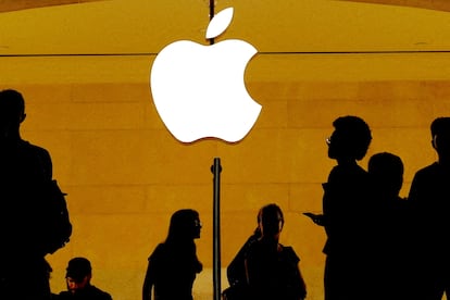 El logo de Apple en una tienda de la empresa en Nueva York.