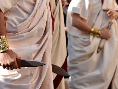 Miembros del Gruppo Storico Romano recrean el asesinato de César en los Idus de marzo de 2016.