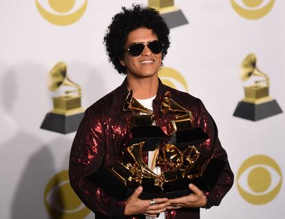 De nombre real Peter Gene Hernandez, Mars ha vendido con solo 32 años unos 130 millones de discos y ha obtenido siete números uno en la lista Billboard Hot 100 estadounidense, la más importante del mundo. Sus orígenes son toda una paleta de procedencias y colores: Puerto Rico, Filipinas, Ucrania y Hungría. Pero si llegamos a su tatarabuelo nos encontramos con que era originario de la localidad segoviana de Nava de la Asunción. El periódico Norte de Castilla informó en 2016 de que una experta en genealogía había buceado en las raíces de Mars y había encontrado un documento en el que consta el bautizo del tatarabuelo de la superestrella, de nombre Mariano y nacido el 22 de septiembre de 1858.