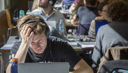 Universitaris preparant un examen.