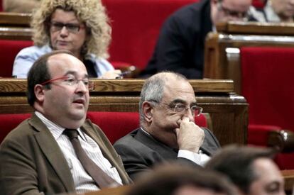 El portavoz parlamentario del PSC, Miquel Iceta (izquierda), con el presidente del grupo parlamentario, Joaquim Nadal.