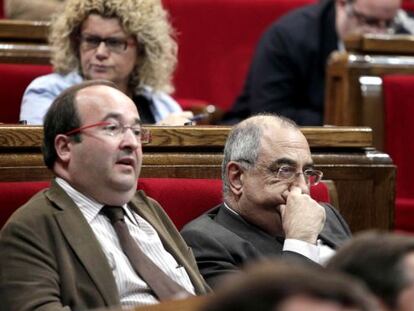 El portavoz parlamentario del PSC, Miquel Iceta (izquierda), con el presidente del grupo parlamentario, Joaquim Nadal. 