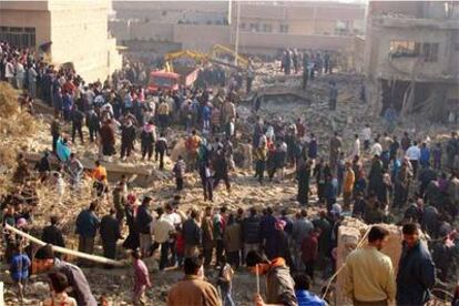 Cientos de iraquíes contemplan los escombros de varias casas destruidas por explosivos de la insurgencia iraquí en Bagdad.