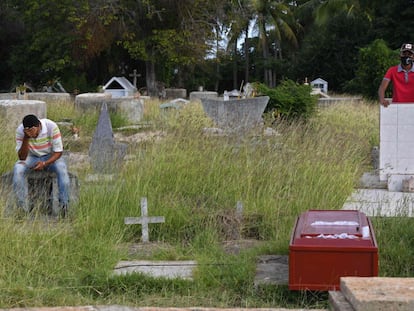 Un hombre en un cementerio donde fue enterrada una víctima del naufragio en Trinidad y Tobago.