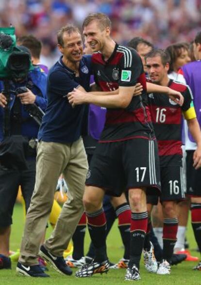 Klinsmann e Mertesacker cumprimentam-se no final da partida.