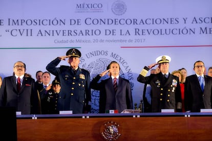 Los secretarios de Defensa y Armada junto al presidente Pe&ntilde;a Nieto. 