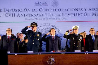 Los secretarios de Defensa y Armada junto al presidente Peña Nieto.