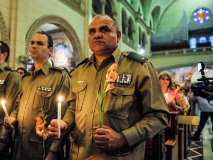 Militares cubanos participan en una misa en La Habana por la salud del presidente venezolano, Hugo Ch&aacute;vez.