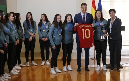 Pedro Sanchez recibe a la seleccion femenina campeona del Mundial de fútbol Sub-17, en Moncloa.