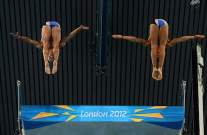 Thomas Daley y Peter Waterfield de Gran Bretaña tras saltar de la plataforma.