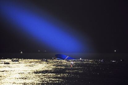 Barcos de rescate participan en las labores de rescate de los pasajeros del ferry Sewol, que se ha hundido frente a Jindo, en una imagen proporcionada por la Guardia Costera de Corea.