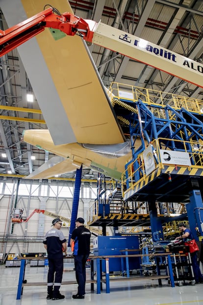 Ensamblaje de la cola de un avión en la fábrica de Airbus en Getafe (Comunidad de Madrid).