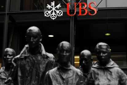 Estatuas enfrente de la sede de UBS en Zurich (Suiza).