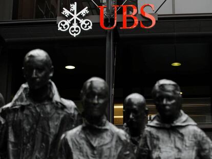 Estatuas enfrente de la sede de UBS en Zurich (Suiza).