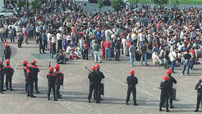 Simpatizantes de AuB, vigilados por la Ertzaintza, en las cercanías del frontón Atano III de San Sebastián.