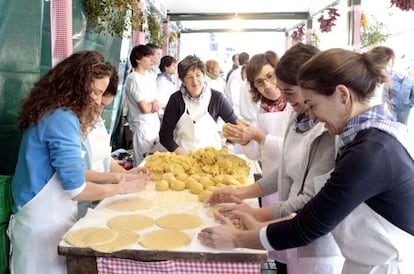 Un grupo de mujeres prepara talos en el mercado de Santo Tomás de Bilbao.