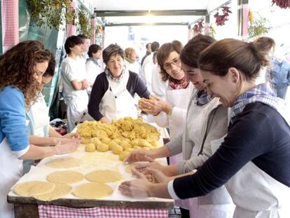 Un grupo de mujeres prepara talos en el mercado de Santo Tomás de Bilbao.