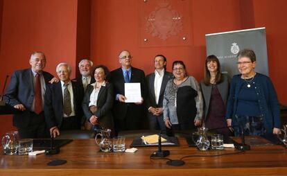 Foto de familia el día del acuerdo para la academia del ladino, con Darío Villanueva, Aldina Quintana y Shmuel Refael (tercero, cuarta y quinto por la izquierda).