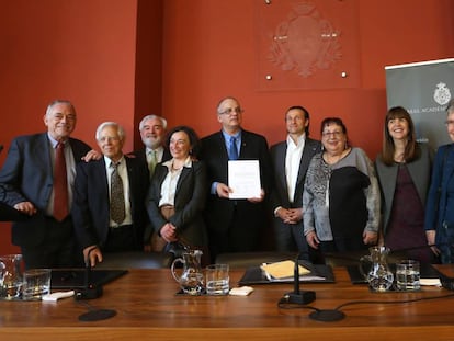 Foto de familia el día del acuerdo para la academia del ladino, con Darío Villanueva, Aldina Quintana y Shmuel Refael (tercero, cuarta y quinto por la izquierda).