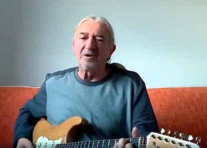 Rosendo Mercado en un momento de su actuación desde su casa.