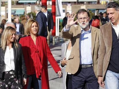 Mariano Rajoy amb María Dolores de Cospedal i Xavier García Albiol aquest diumenge a Barcelona.