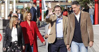 Mariano Rajoy amb María Dolores de Cospedal i Xavier García Albiol aquest diumenge a Barcelona.