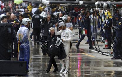 El piloto Hamilton, de Mercedes vuelve a su coche durante una pausa debido a las fuertes lluvias, durante el Gran Premio de Fórmula Uno de Brasil.