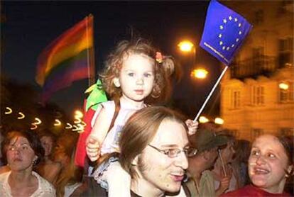 Ciudadanos de Varsovia celebran anoche en la calle los resultados del referéndum.