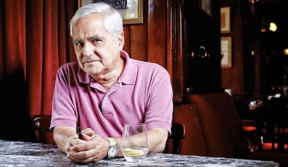 Juan Cruz, periodista y escritor, en el Café Gijón, de Madrid.