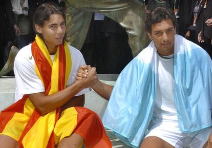 A primeira vitória de Rafael Nadal no Grand Slam de Roland Garros foi em 2005, contra o argentino Mariano Puerta. Na imagem, os adversários posam um dia antes da final.