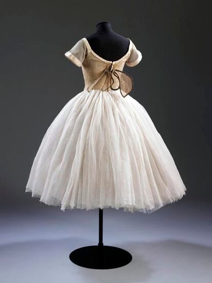 Traje para una sílfide del ballet de Fokine Les Sylphides, 1909, basado en un diseño de Benois, vestido por Lydia Lopokova, 1920.