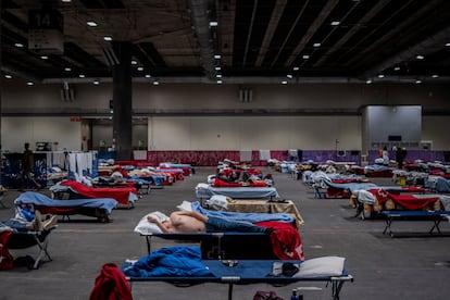 150 hombres sin hogar fueron alojados por el Ayuntamiento de Madrid en el pabellón 14 de la Feria de Madrid. OLMO CALVO