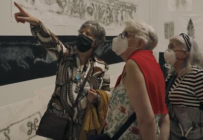 Unas visitantes recorren el Museo Nacional de Arte de Cataluña (MNAC) en la primera jornada de reapertura.