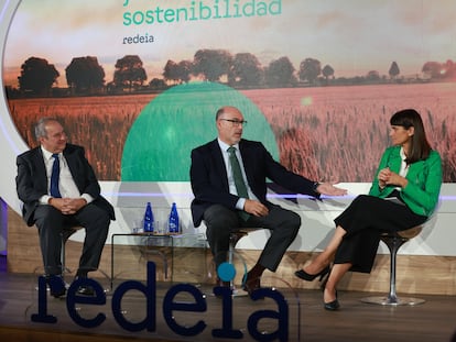 Jordi Hereu, presidente de Hispasat; Emilio Gayo, presidente de Telefónica España y María González Veracruz, secretaria de Estado de Telecomunicaciones.