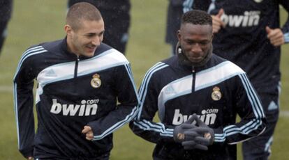 Karim Benzema, en un entrenamiento junto a Diarrá.
