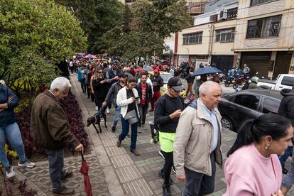 Largas filas de votantes se acumulan a las afueras del centro de convenciones en el que se realizó la votación. 