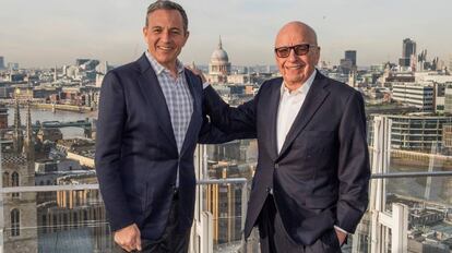 Robert Iger e Rupert Murdoch após assinarem o acordo.