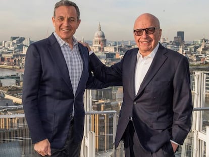 Robert Iger e Rupert Murdoch após assinarem o acordo.