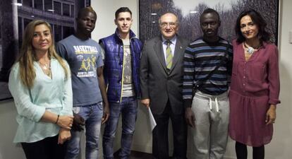 Representantes de la Fundación Raíces y de la Fundación del Consejo General de Abogacía junto a tres inmigrantes a los que están ayudando.