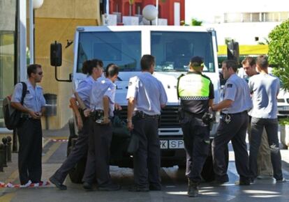 La policía inspecciona el furgón que ha sufrido un intento de atraco en Estepona.