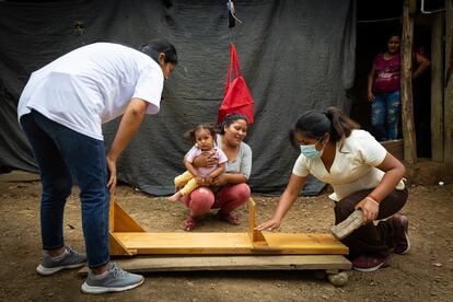 El proyecto se completa con un programa de formación a las familias sobre hábitos alimentarios y un control nutricional de sus hijos. En las tres comunidades se han detectado un total de 14 casos de desnutrición crónica en niñas y niños menores de cinco años de un total de 43 en las tres comunidades donde trabajan. En la imagen, Yudy Chilingano, a la izquierda, da indicaciones a Carmen Mueras para medir a su hija.