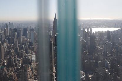 Vista del Empire State Building a través de los paneles de cristal del edificio. 