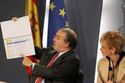 Pedro Solbes y María Teresa Fernández de la Vega, tras la reunión del Consejo de Ministros.