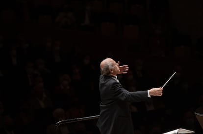 Iván Fischer se gira hacia los primeros violines de su orquesta en un momento de la 'Sinfonía Fausto', de Liszt.