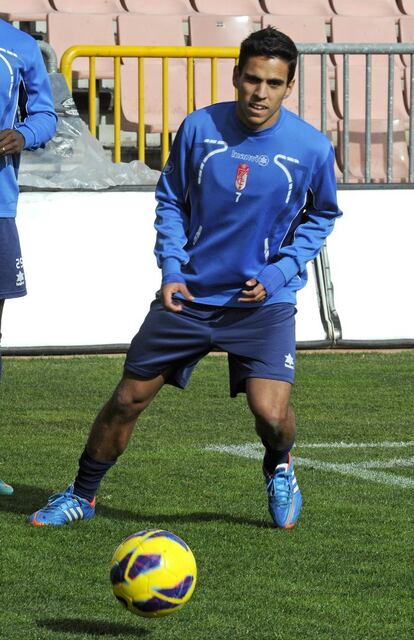 El centrocampista malagueño José Luis García del Pozo 'Recio', primera incorporación invernal del Granada CF cedido por el Málaga hasta final de temporada, durante su sensión de entrenamiento en Los Cármenes.