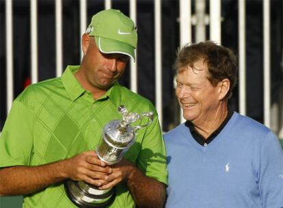 Stewart Cink, con la copa que le reconoce como ganador del Open Británico, y Tom Watson.