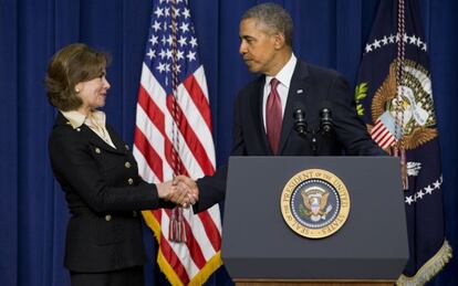 El presidente Obama saluda a Maria Contreras-Sweet durante su nombramiento.